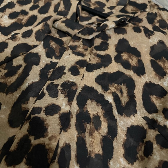 🔵5 For $15🔵 Tie Neck Cheetah Print Top - Picture 4 of 6